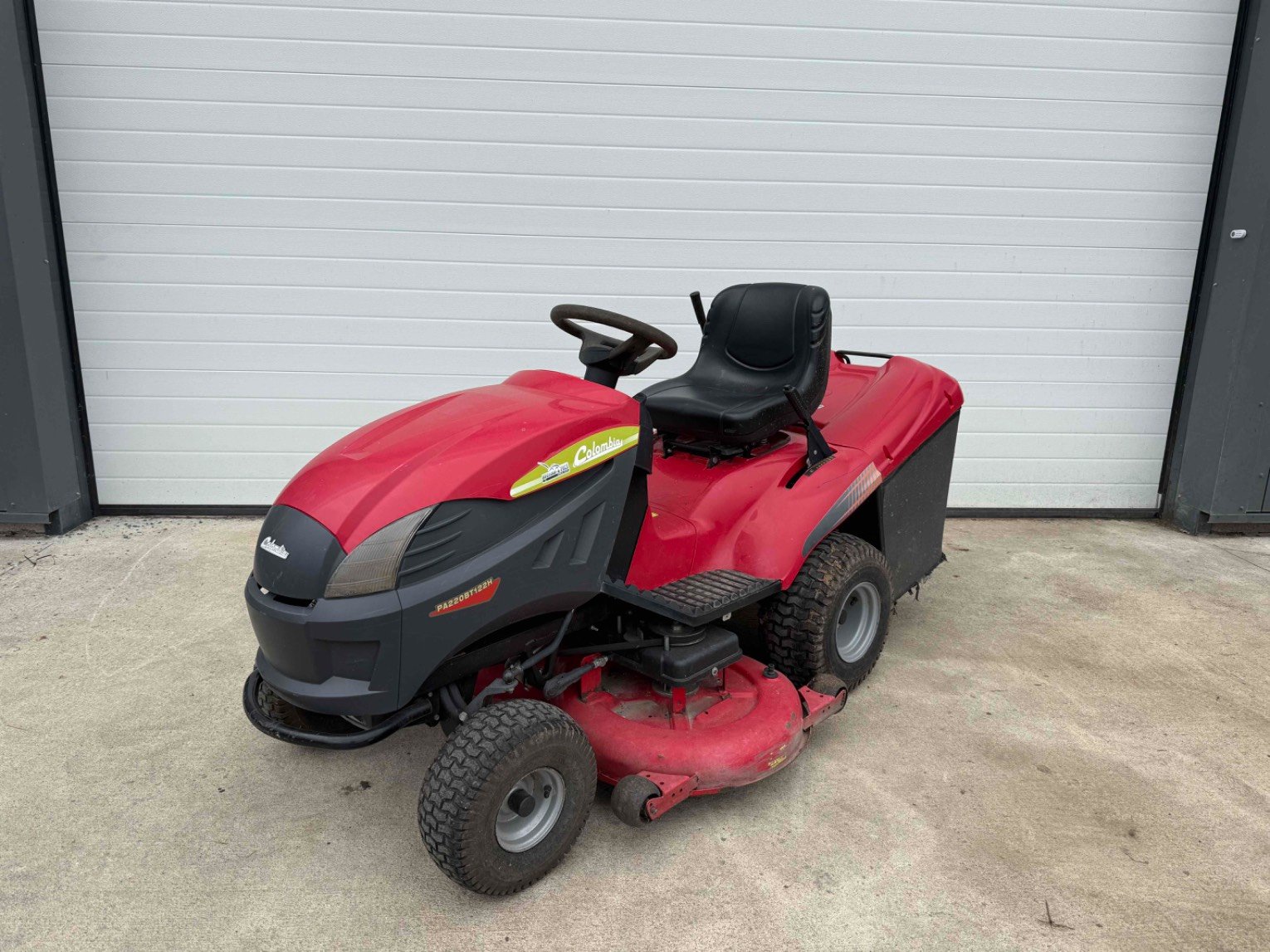 Tondeuse autoportée Colombia PA220BT122H