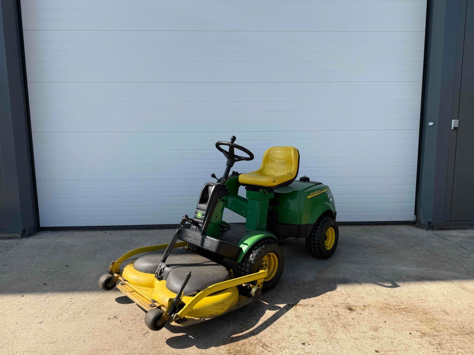 Tondeuse autoportée John Deere F530